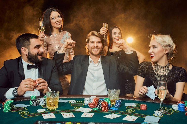 Pengguna seluler membaca Slot Fortune Ox